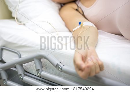 капельница в больничной палате для беременной