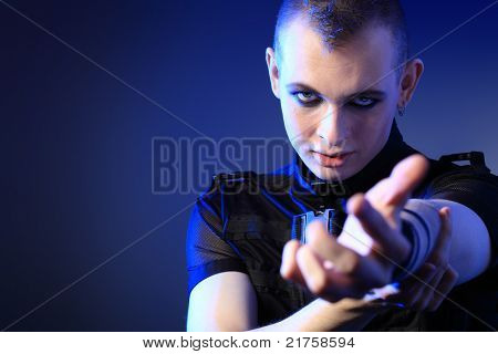 Photo d'un homme sombre skinhead.