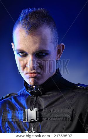 Photo d'un homme sombre skinhead.