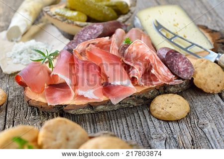 South Tyrolean snack with bacon, salami, red wine cheese, herb ham, fresh horseradish and local crunchy rye bread