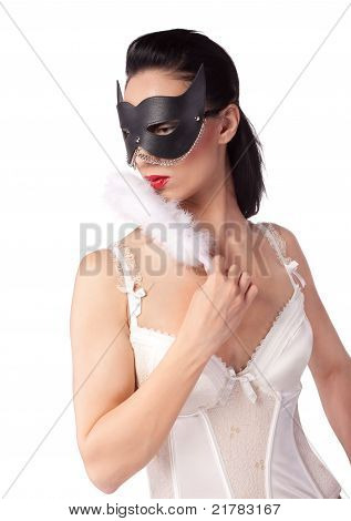 Una chica en una máscara negra y un ventilador