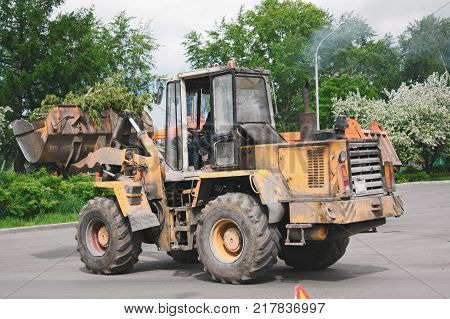 Heavy Equipment Eliminates The Consequences Of A Hurricane