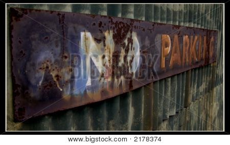 Zákaz parkování (kresba je pilkovitého)