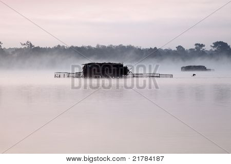 กระท่อมชาวประมงในทะเลสาบ Etang บลองที่ Seignosse ในฝรั่งเศส Aquitaine