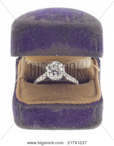 เพชรโบราณจาก 1920 ในกล่องแหวนที่สวมใส่