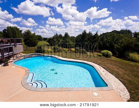 Hinterhof-Schwimmbad und Terrasse