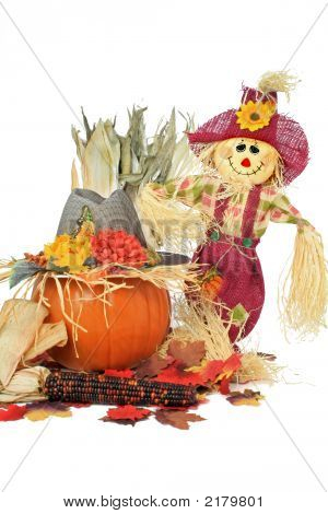 Espantapájaros y calabaza con sombrero