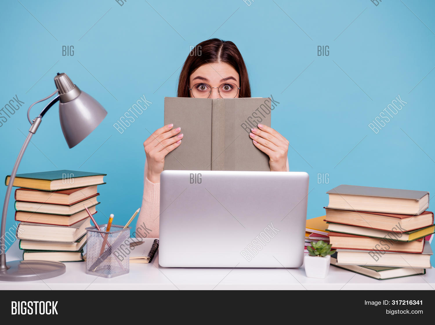 менеджер костюм стол isolated. Rose red актриса. Her nice. девушка с кошельком на ярком фоне. маниакальная девушка-мечта.