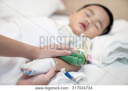 Mother Cool Down Temperature For  Her Kid By Water In Hospotal, Asian Kis Was Sick
