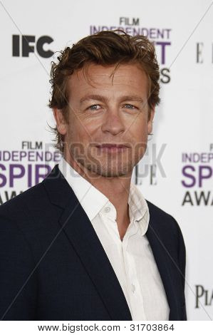 SANTA MONICA, CA - FEB 25: Simon Baker na 2012 nezávislého ducha Film Awards v únoru 25, 20