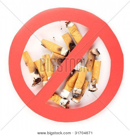 Pontas de cigarro com isolateed de sinal de proibição em branco