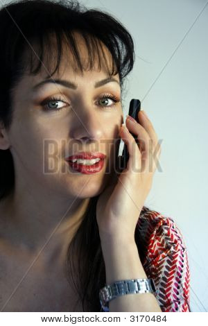 Oung Frau mit grünen Augen, die mit ihrem PocketPC telefonieren