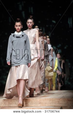 ซาเกร็บ โครเอเชีย - 22 มีนาคม: รุ่นแฟชั่นสวมใส่เสื้อผ้าที่ทำ โดย Sonja Lamut o แสดง 
