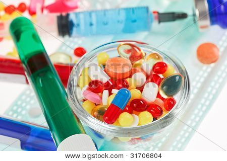 알 약, 살 균 마스크, ampoules 및 주사기 근접 촬영 아직도 인생, 의료 개념