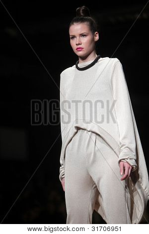 ซาเกร็บ โครเอเชีย - 22 มีนาคม: แบบแฟชั่นเสื้อผ้าเสื้อผ้าทำ โดย Sonja Lamut 