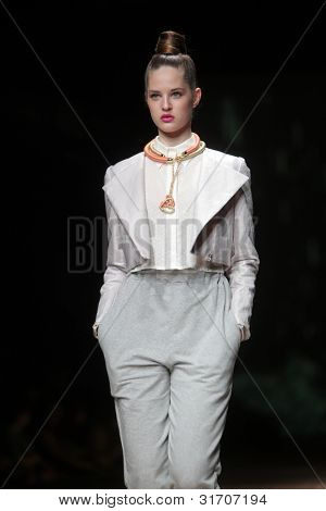 ซาเกร็บ โครเอเชีย - 22 มีนาคม: แบบแฟชั่นเสื้อผ้าเสื้อผ้าทำ โดย Sonja Lamut 