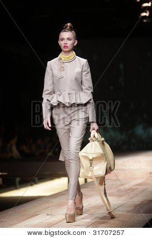ซาเกร็บ โครเอเชีย - 22 มีนาคม: แบบแฟชั่นเสื้อผ้าเสื้อผ้าทำ โดย Sonja Lamut 
