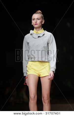 ซาเกร็บ โครเอเชีย - 22 มีนาคม: แบบแฟชั่นเสื้อผ้าเสื้อผ้าทำ โดย Sonja Lamut 