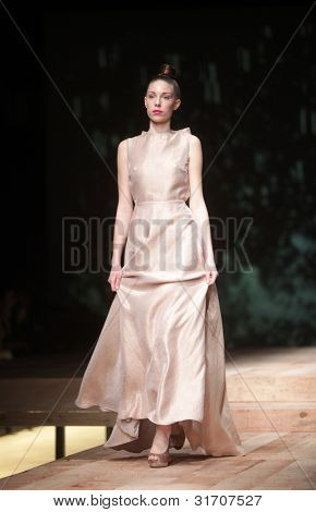 ซาเกร็บ โครเอเชีย - 22 มีนาคม: แบบแฟชั่นเสื้อผ้าเสื้อผ้าทำ โดย Sonja Lamut 