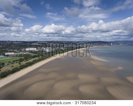 Editorial Swansea, Uk - August 12, 2019: An Aerial View Westward Of The Sweep Of Sand At Low Tide On