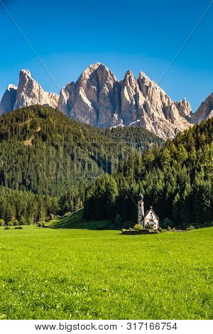 Church Of St. John Of Nepomuk And Geisler (odle) Dolomites Peaks - Santa Maddalena, Val Di Funes, Ty