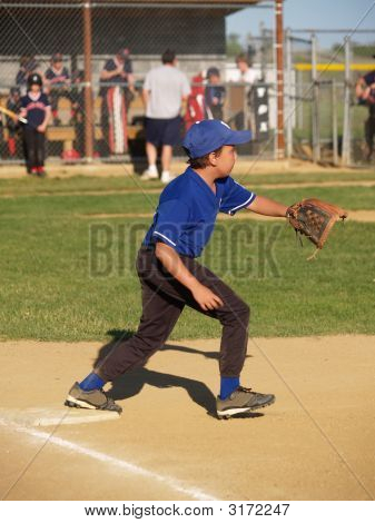 Little League Baseball první Baseman čekání na míč