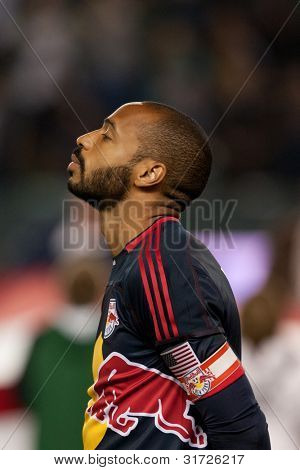 CARSON, CA. - 7. května: New York Red Bulls F Thierry Henry #14 před MLS zápas mezi New York