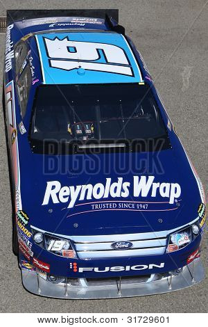 Fontana, ca. 9 Okt: Sprint Cup-Serie Treiber Elliott Sadler im Reynolds Wrap # 19 Auto während th