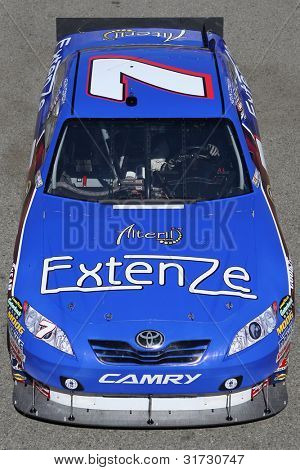 FONTANA, CA. - 9 października: Sprint Cup Series Sterownik Kevin Conway w samochodzie Extenze #7 podczas Pepsi M