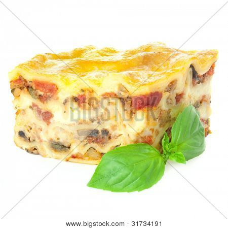 Hjem-bagt varm lasagne med frisk basilikum / isoleret på hvid / fokus er over det hele