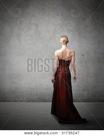 Vista posteriore di una bella donna elegante