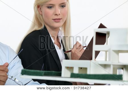 Architetto e collaboratore guardando model building