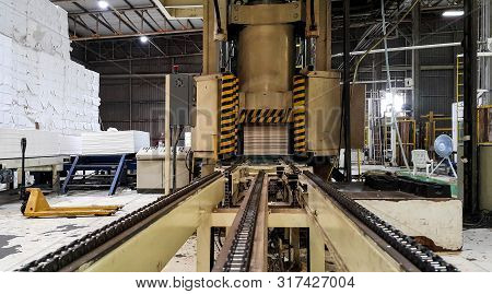 Chain And Roler Conveyor Systems For Transfer Product To Storage In Factory