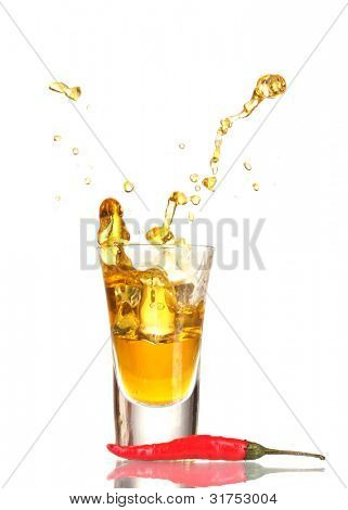 verre de poivre rouge et vodka piment isolé on white