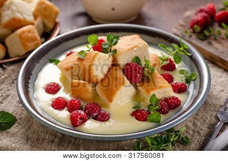 Yeast Buns With Vanilla Sauce