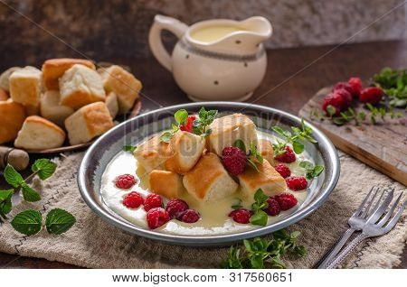 Yeast Buns With Vanilla Sauce