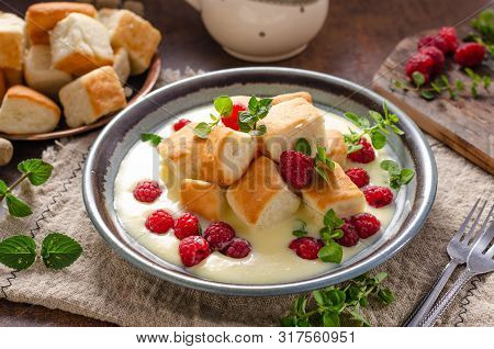 Yeast Buns With Vanilla Sauce