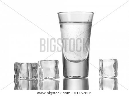 verre de vodka avec glace isolaled sur blanc