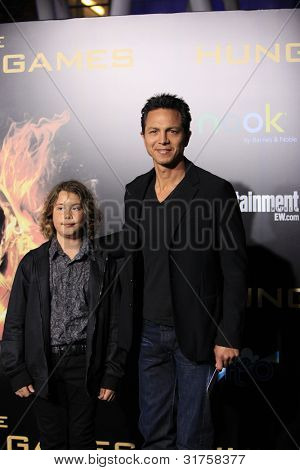 LOS ANGELES, CA - 12 de MAR: Benjamin Bratt na estréia de 'The Hunger Games' na Lionsgate no Nokia 