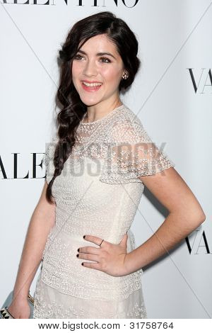 LOS ANGELES - 27 MAR: Isabelle Fuhrman arriva all'apertura di Beverly Hills Valentino presso il Valen