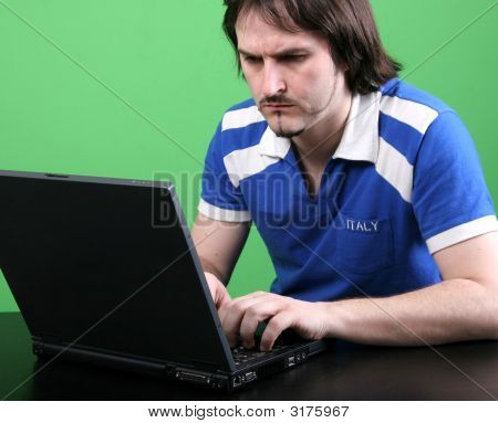 Uomo e computer portatile