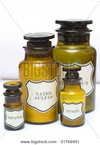 異なるサイズのビンテージ薬品用ボトル