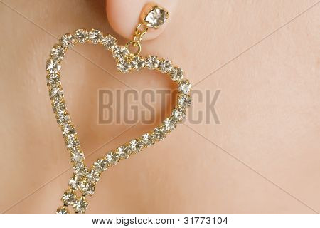 Frau mit Diamant-Herz-earing