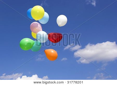 Massa party ballonger mot himlen
