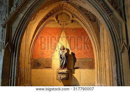 Maastricht, Netherlands - August 03, 2019: A Statue Of Virgin Mary And A Child, Located In The Clois