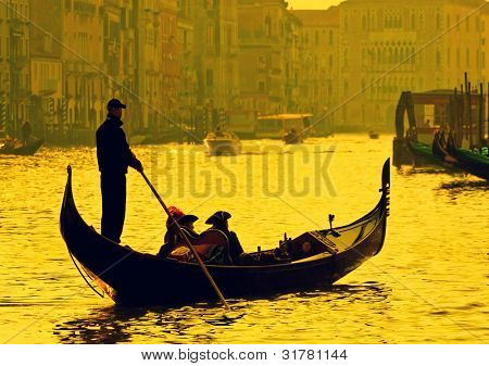 Gondolier navigerer for venetiansk kanal