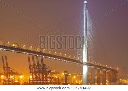홍콩에서 컨테이너 터미널 및 stonecutter 다리