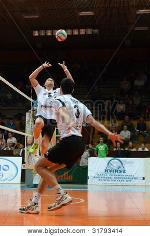 KAPOSVAR, Ungarn - 16 marts: Balint Magyar (hvid 6) i aktion på en ungarsk mesterskab volleyba
