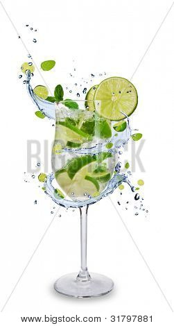 Čerstvé mojito drink s logem spirále kolem skla. Izolované na bílém pozadí
