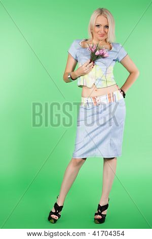 ragazza con bouquet di primavera